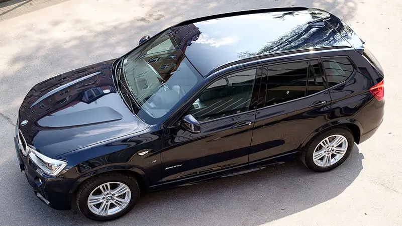 Coche con brillo cera