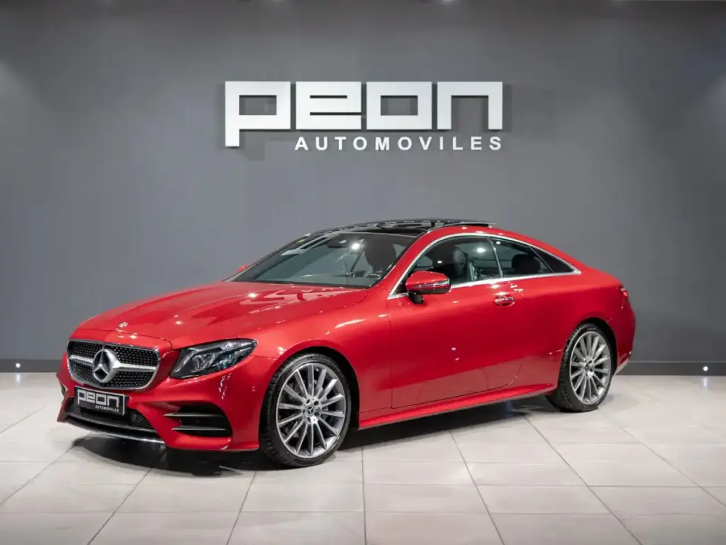 Mercedes-Benz Clase E cupé de color rojo expuesto en el concesionario Peón Automóviles