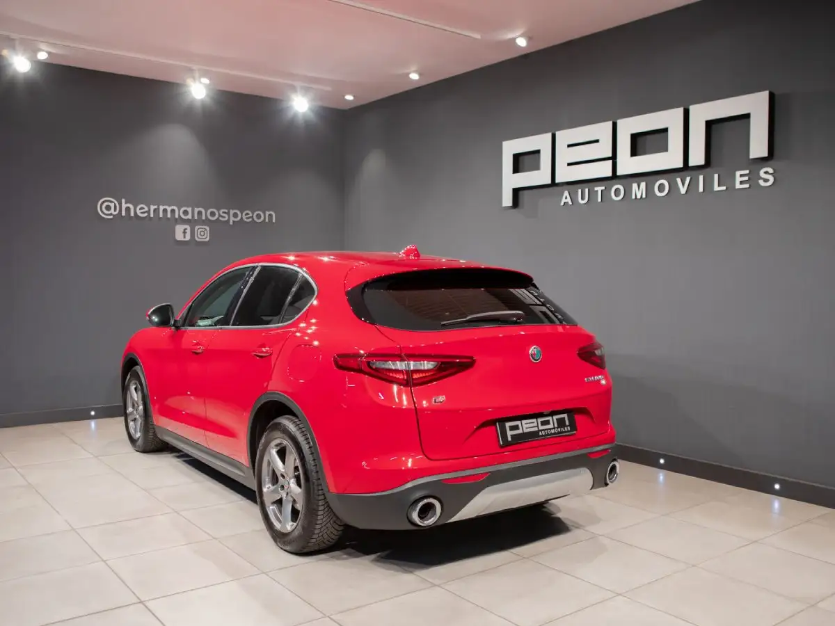 Alfa Romeo Stelvio trasera